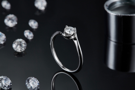 Le cru de Moissanite développé par laboratoire de carat de l'or blanc 14 a inspiré l'engagement Diamond Jewelry Ring de Moissanite