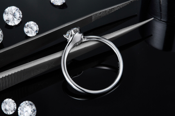 Le cru de Moissanite développé par laboratoire de carat de l'or blanc 14 a inspiré l'engagement Diamond Jewelry Ring de Moissanite