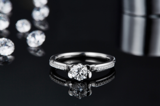 La fleur a coupé l'or blanc Ring Moissanite Engagement de Ring Unique 14KN d'engagement de Moissanite   Anneau