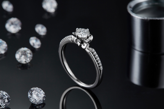 La fleur a coupé l'or blanc Ring Moissanite Engagement de Ring Unique 14KN d'engagement de Moissanite   Anneau