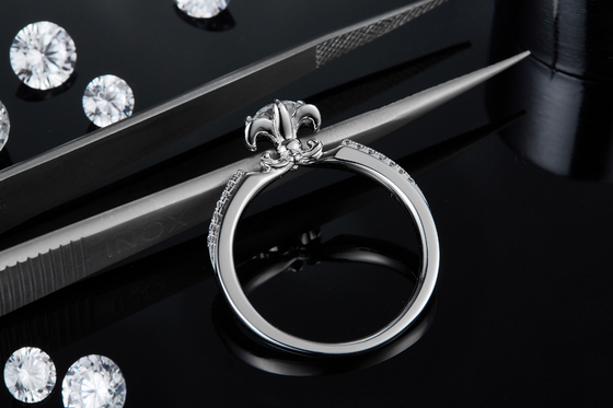 La fleur a coupé l'or blanc Ring Moissanite Engagement de Ring Unique 14KN d'engagement de Moissanite   Anneau