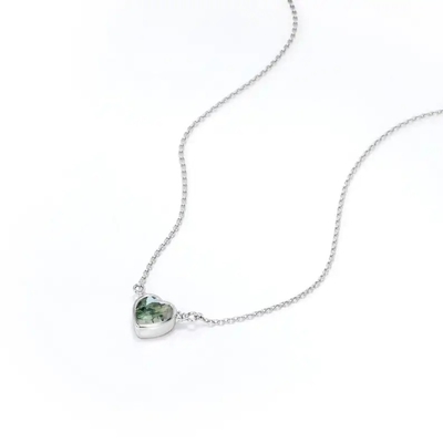 925 lumière naturelle simple argentée Moss Agate Necklace For Sale en forme de coeur vert élégant brillant