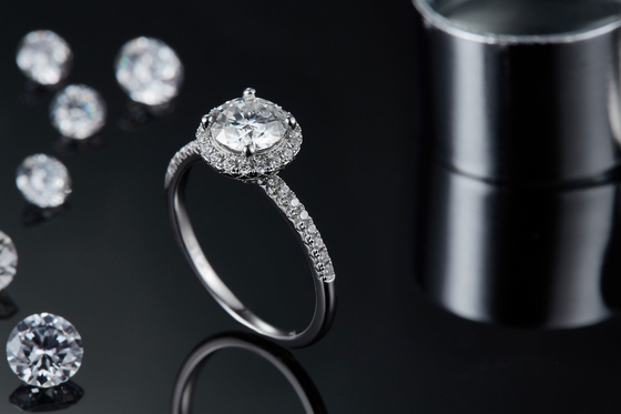 925 anneaux de Sterling Silver Jewelry Moissanite Engagement autour d'anneau savoureux formé de bande