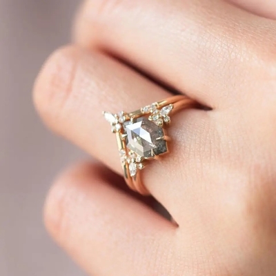 L'hexagone a coupé le sel et le poivre CZ Moissanite 925 Ring Curved Matching argenté