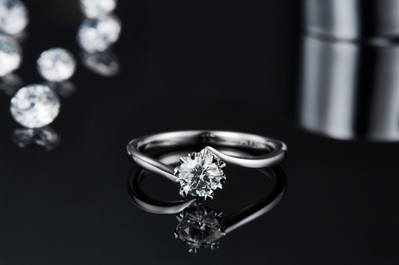 Madame 9k autour de 7.5mm Moissanite Ring Open Fashion Grandeur Jewelry argenté