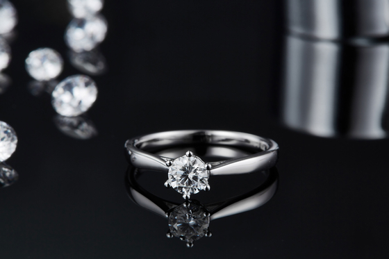 Argent l'épousant minimaliste Ring Round Cut White Moissanite CZ des bijoux 9K