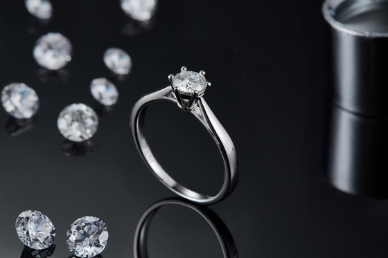 Argent l'épousant minimaliste Ring Round Cut White Moissanite CZ des bijoux 9K