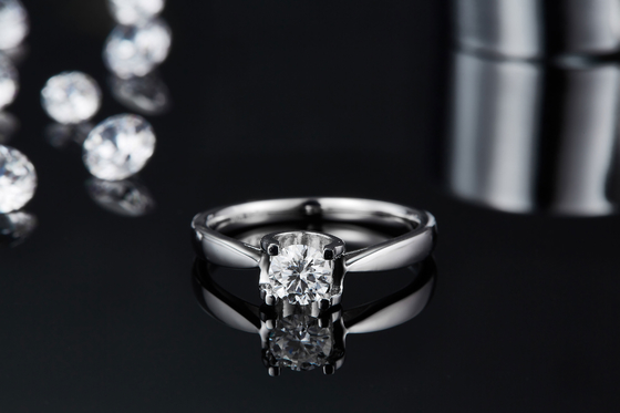 Bijoux les épousant minimalistes de la CZ d'anneau argenté blanc de Moissanite 9K de place