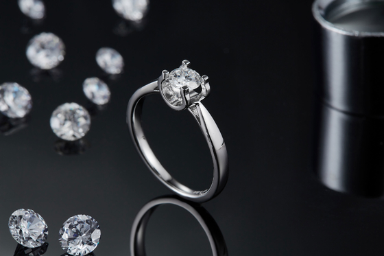 Bijoux les épousant minimalistes de la CZ d'anneau argenté blanc de Moissanite 9K de place