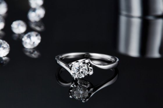 Bijoux les épousant minimalistes de la CZ Moissanite 9K d'anneau argenté blanc trapézoïdal de RD 4MM