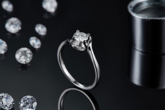 Bijoux les épousant minimalistes de la CZ Moissanite 9K d'anneau argenté blanc trapézoïdal de RD 4MM