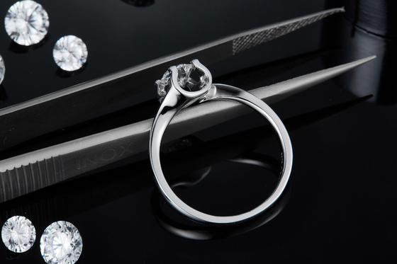 Bijoux les épousant minimalistes de la CZ Moissanite 9K d'anneau argenté blanc trapézoïdal de RD 4MM