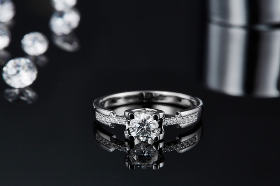 Moissanite blanc Sytle fait sur commande minimaliste CZ épousant Ring For Women