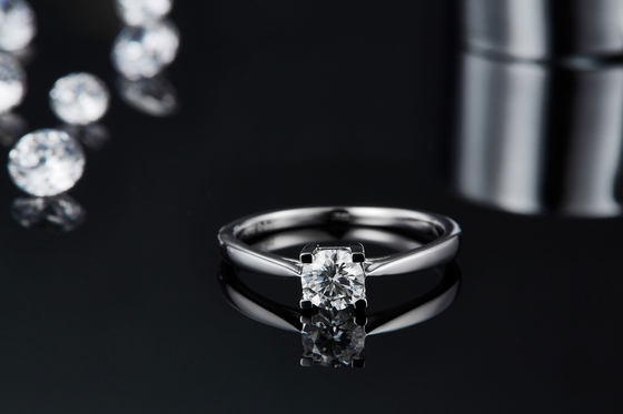 S925 arrangement est-ouest unique Emerald Cut Moissanite Wedding Engagement Ring Modern