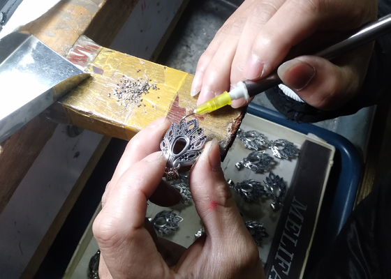 anneau d'or de 0.05ct 5pcs 9K 2MM avec le diamant naturel pour l'ODM d'engagement