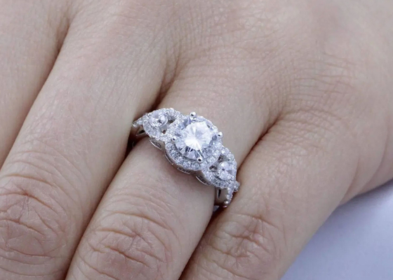 ODM Diamond Wedding Rings naturel, promesse d'OEM de style de halo sonne la dimension de 6.5mm