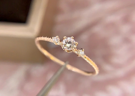 Griffe plaçant 14k l'or Diamond Ring, 0,1 Ct Diamond Ring For Gift