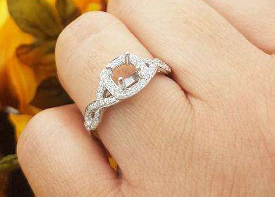 les anneaux de bâti de l'or 14k blanc de 0.38ct 1.3mm semi amortissent la coupe pour l'anniversaire