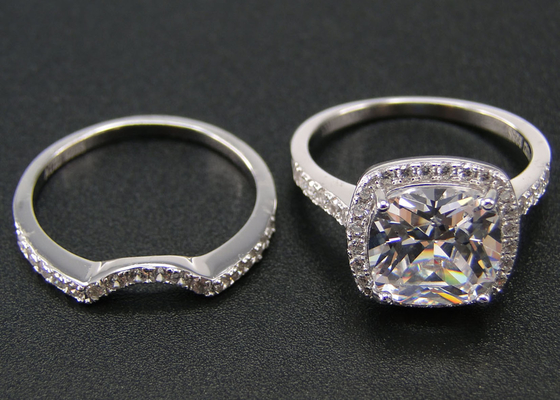 Fourche du halo 1.0ct Diamond Engagement Wedding Rings 53PCS plaçant le type