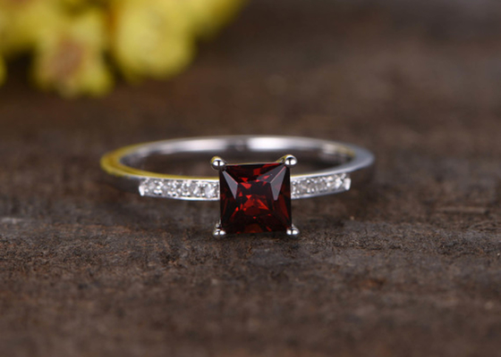 Type de princesse Cut Garnet Diamond Engagement Ring Prong Setting