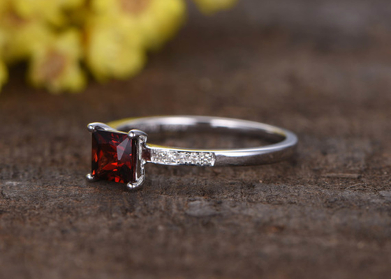 Type de princesse Cut Garnet Diamond Engagement Ring Prong Setting