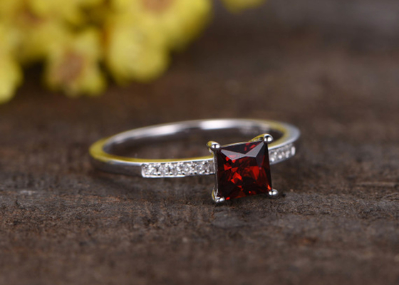 Type de princesse Cut Garnet Diamond Engagement Ring Prong Setting