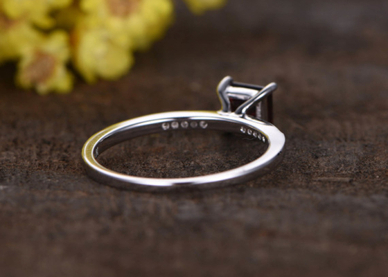 Type de princesse Cut Garnet Diamond Engagement Ring Prong Setting