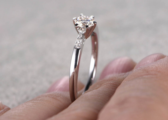 vrai Diamond Jewellery ODM de matériel d'or blanc d'anneau de 5mm Moissanite pour l'usage quotidien