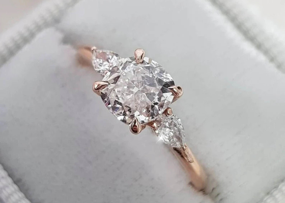 Le coussin d'arrangement de griffe a coupé Diamond Ring avec OEM 3 en pierre de 8×8mm