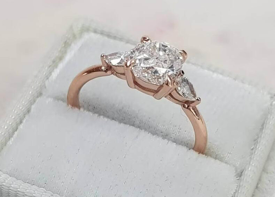 Le coussin d'arrangement de griffe a coupé Diamond Ring avec OEM 3 en pierre de 8×8mm