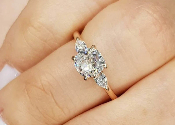 Le coussin d'arrangement de griffe a coupé Diamond Ring avec OEM 3 en pierre de 8×8mm