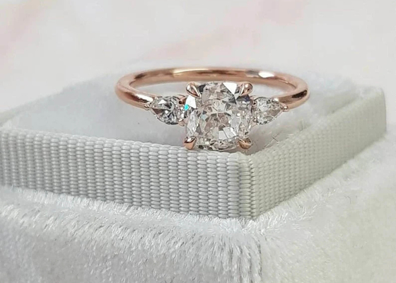 Le coussin d'arrangement de griffe a coupé Diamond Ring avec OEM 3 en pierre de 8×8mm