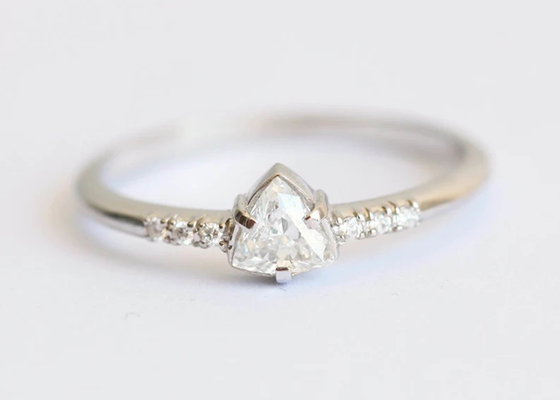 Mode vrai Diamond Jewellery Ring avec l'ODM de pierre de triangle de 4×4mm