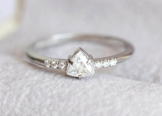 Mode vrai Diamond Jewellery Ring avec l'ODM de pierre de triangle de 4×4mm