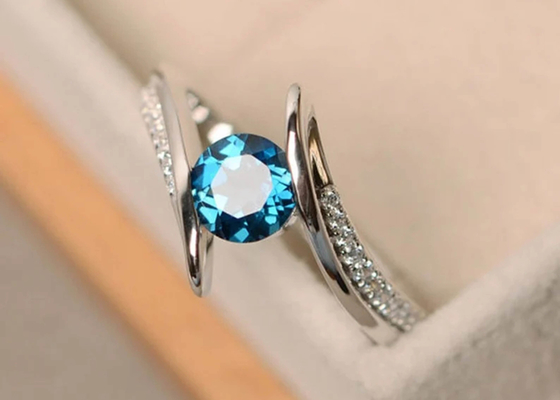 Jambe de fantaisie Diamond Engagement Ring bleu, anneau d'or blanc d'ODM 14K d'OEM