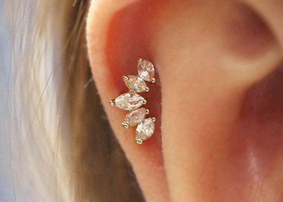 longueur perçante des boucles d'oreille 6mm de bijoux de corps d'or de forme de la couronne 16g avec le diamant de Mq