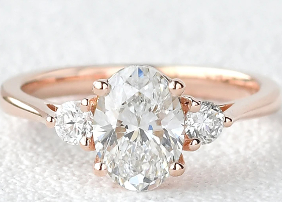 forme du poids 7×9mm de Moissanite développée par laboratoire Ring White Oval Cut 2.1ct de l'or 10K