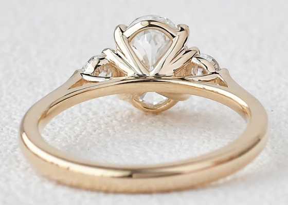 forme du poids 7×9mm de Moissanite développée par laboratoire Ring White Oval Cut 2.1ct de l'or 10K