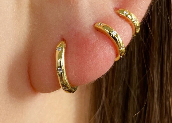 étoile du nord de boucles d'oreille d'or du cercle 9K de 8.4mm gravée avec le diamant de Moissanite