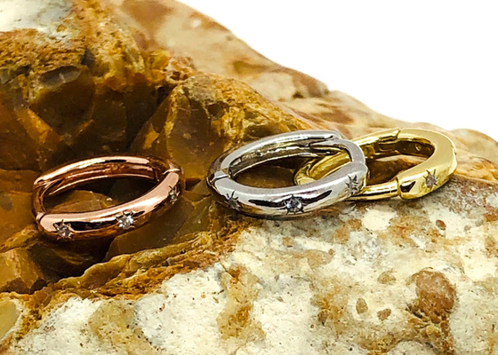 étoile du nord de boucles d'oreille d'or du cercle 9K de 8.4mm gravée avec le diamant de Moissanite