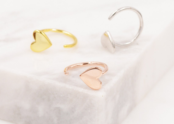 Le coeur minuscule de boucles d'oreille d'or du cercle 9K de Huggie forment Dia Inner 8mm 10.5mm externe