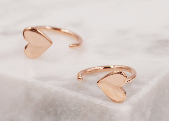 Le coeur minuscule de boucles d'oreille d'or du cercle 9K de Huggie forment Dia Inner 8mm 10.5mm externe