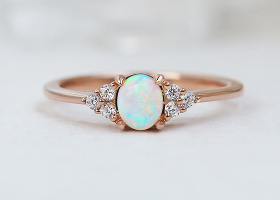 Cobochon a coupé l'anneau d'or 9K, taille naturelle de 0.5ct Opal Ring 5×7MM