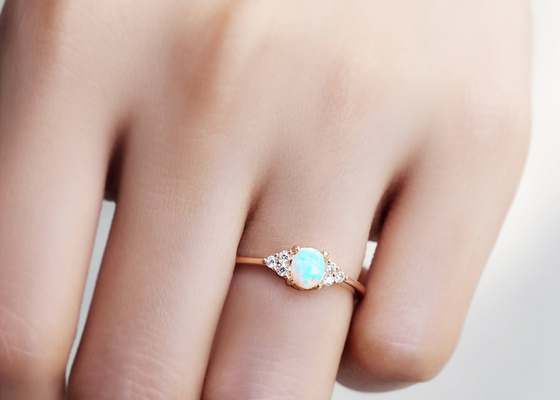 Cobochon a coupé l'anneau d'or 9K, taille naturelle de 0.5ct Opal Ring 5×7MM