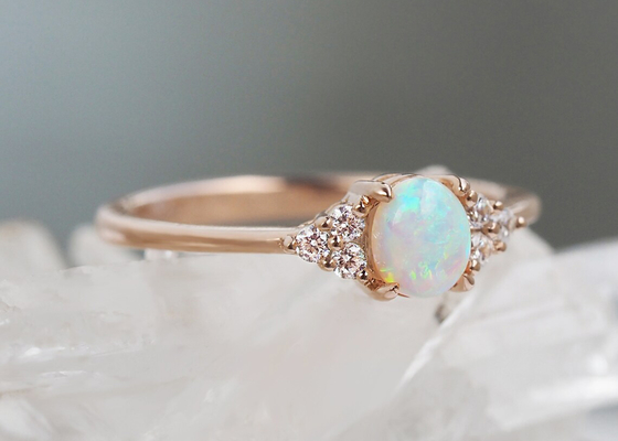 Cobochon a coupé l'anneau d'or 9K, taille naturelle de 0.5ct Opal Ring 5×7MM