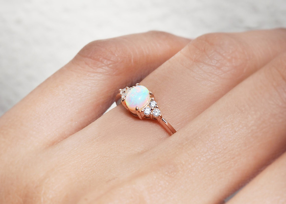Cobochon a coupé l'anneau d'or 9K, taille naturelle de 0.5ct Opal Ring 5×7MM
