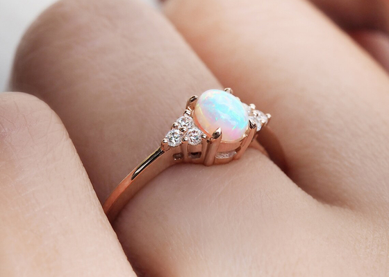 Cobochon a coupé l'anneau d'or 9K, taille naturelle de 0.5ct Opal Ring 5×7MM