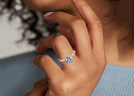Argent de l'arrangement 9K de griffe Ring With 3.6ct autour de diamant coupé de laboratoire