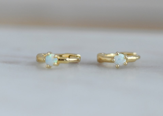 Largeur d'Opal Huggie Earrings 1.5mm d'or du diamètre 10mm pour l'anniversaire