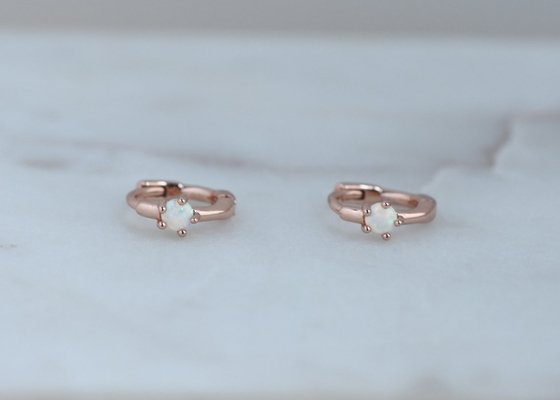 Largeur d'Opal Huggie Earrings 1.5mm d'or du diamètre 10mm pour l'anniversaire